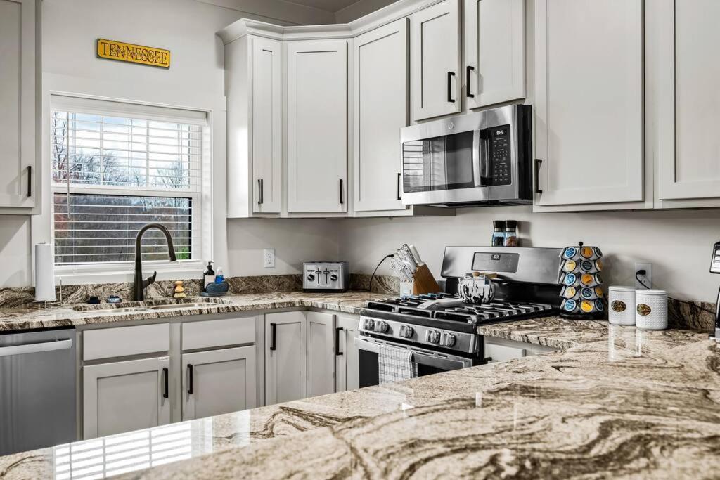 *Dog Friendly*Modern Home-Minutes To Dollywood, Gatlinburg, Smoky Mountains & Pigeon Forge! Εξωτερικό φωτογραφία